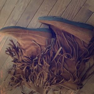 Fringe boots. Brown